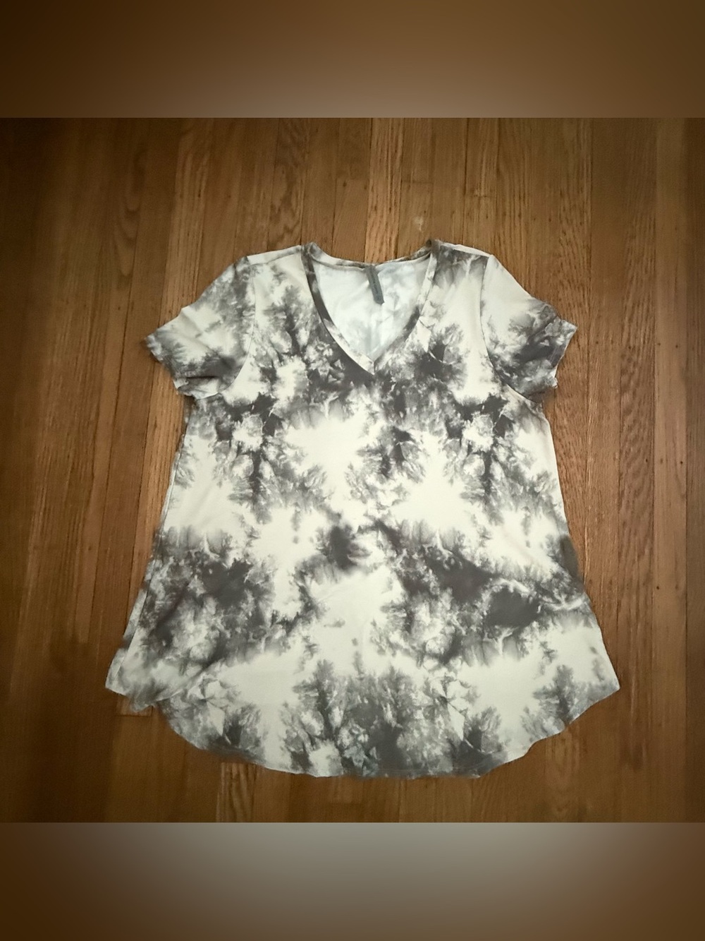 Honeyme Curvy Gray & White Tie-Dye V-Neck Short Sleeve Top size X-LARGE